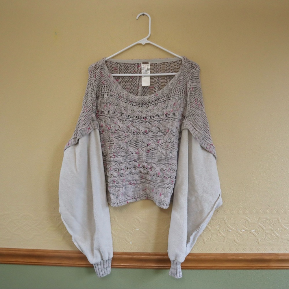 Free People. Size Medium. Women’s Sweater. Long Sleeve Top. Cute Sleeves.